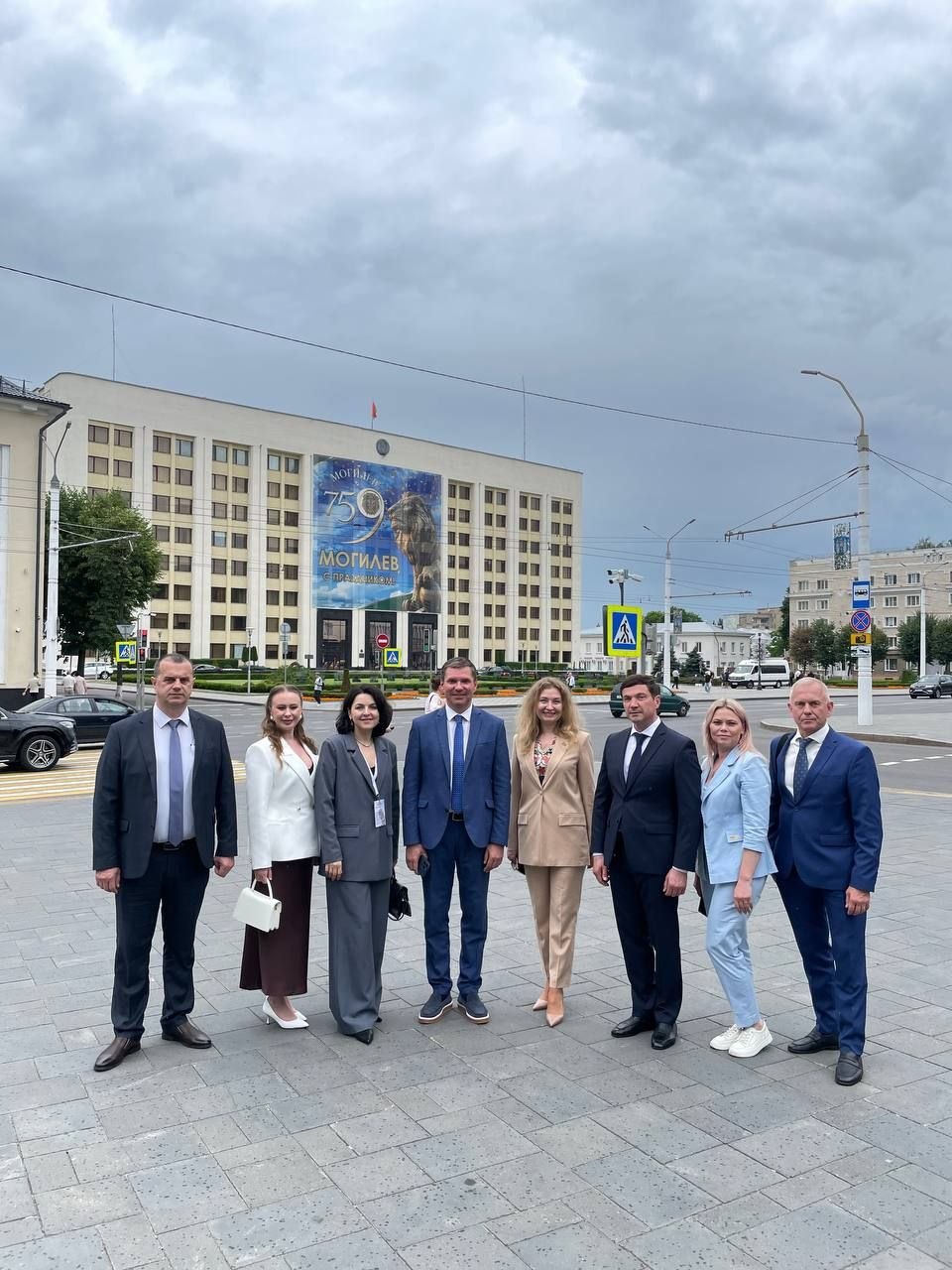 Возле горисполкома открыта стела, посвящённая ещё одному городу-побратиму Могилёва — Челябинску.