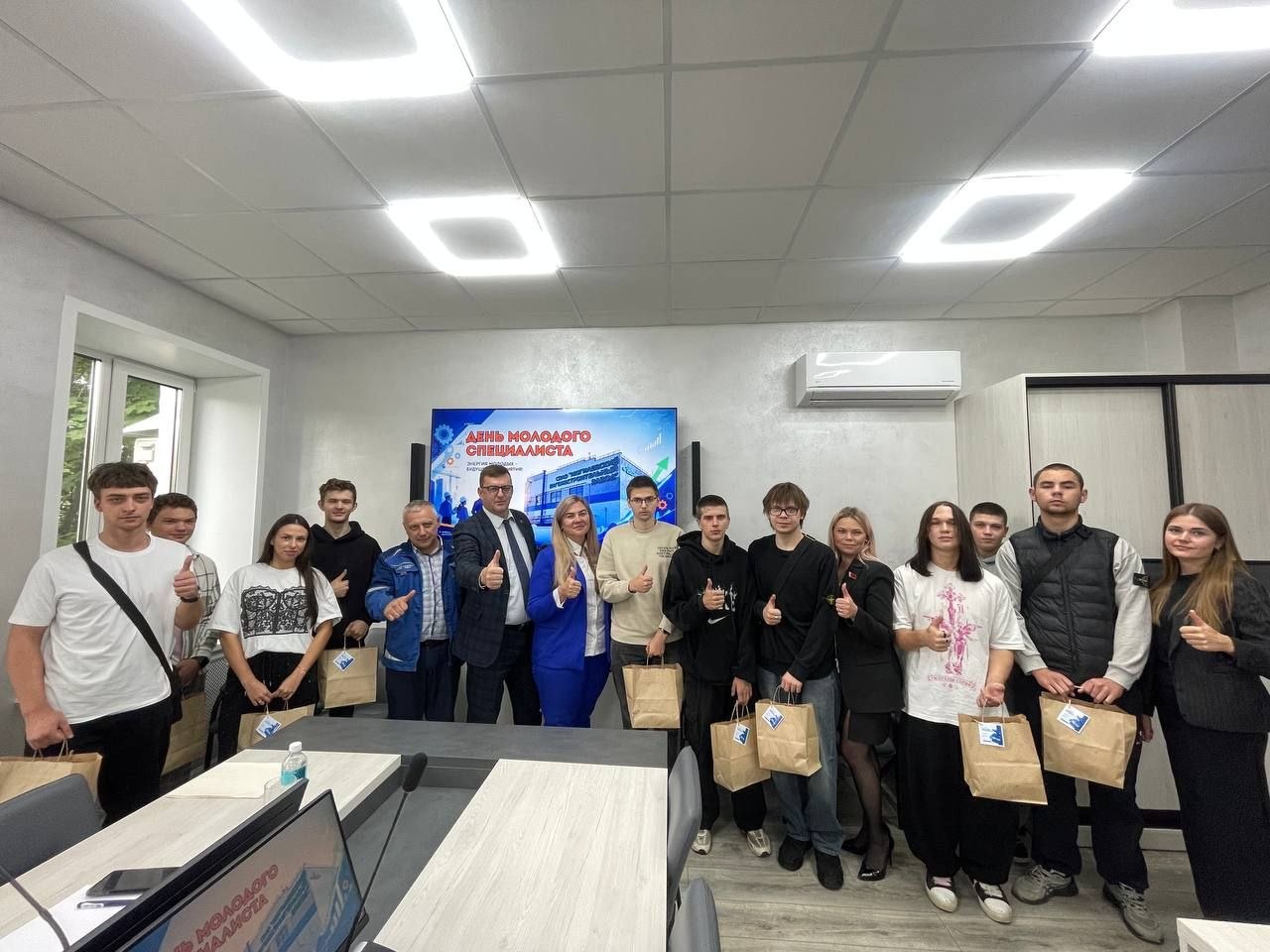 Могилевский вагоностроительный завод принял в свой коллектив 12 молодых специалистов