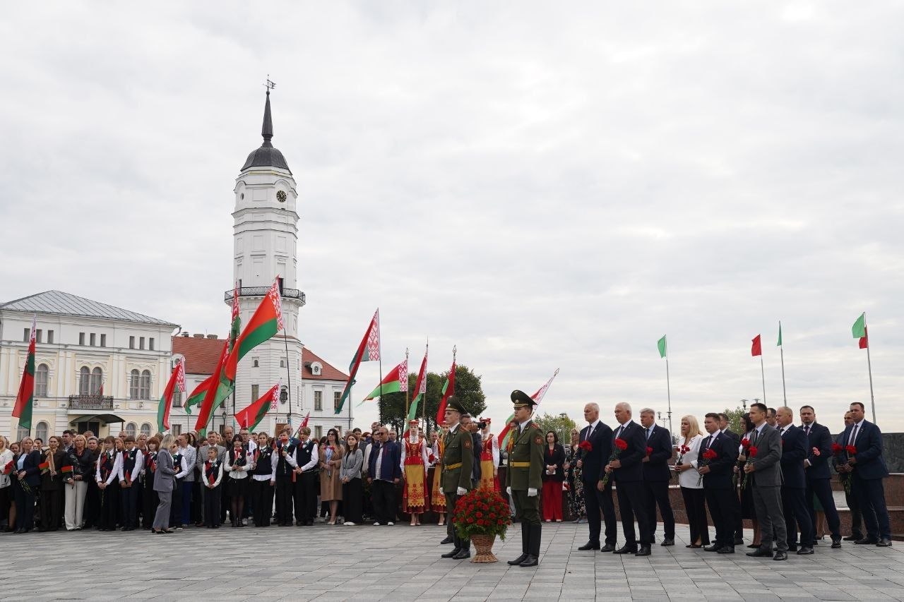 Коллектив Могилевского вагоностроительного завода принял участие в митинге-реквиеме, посвященном Дню народного единства